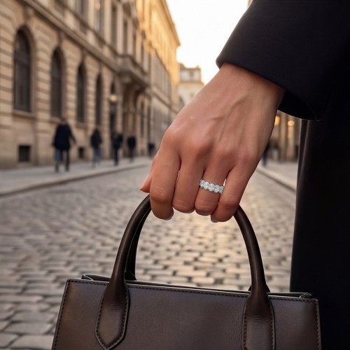Opaline - Anillo de Eternidad con Moissanita de Talla Oval y Halo Pavé Festoneado - lifestyle