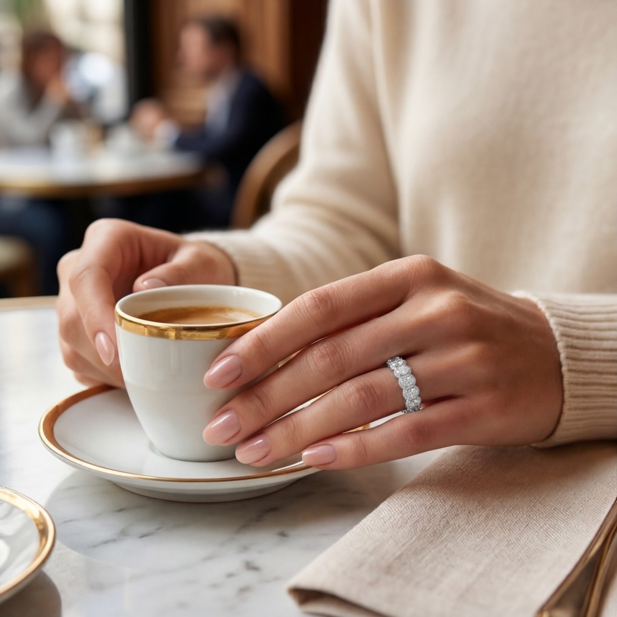 Opaline - Anillo eternity de moissanita de talla oval con halo festoneado en pavé