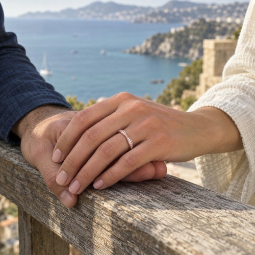 Aria - Alianza de boda curva de moissanita con engaste pavé - lifestyle