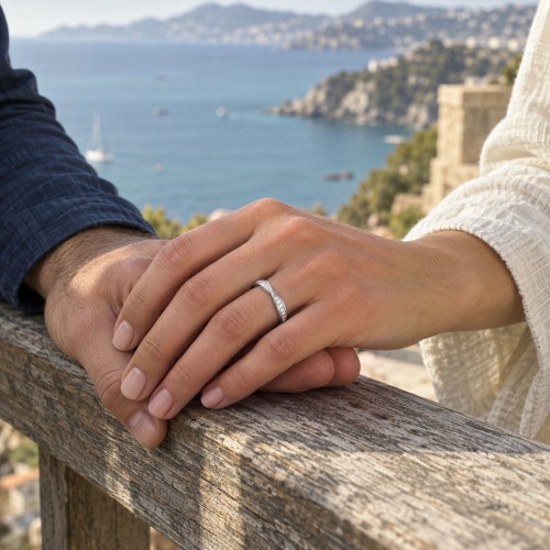 Aria - Alianza de boda curva de moissanita con engaste pavé - lifestyle