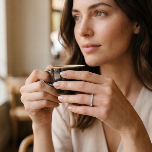 Evertina - anillo de eternidad de moissanita - lifestyle