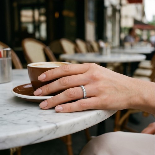 Quintella - Anillo de aniversario con 5 piedras de moissanita - lifestyle