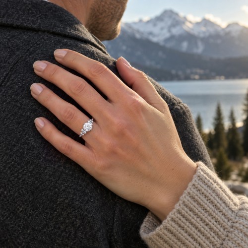 Aurora - anillo de moissanita con piedras laterales de estilo minimalista
