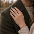 Altessa - Anillo de compromiso solitario de moissanita talla cojín con engaste alto en cuatro garras