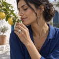 Wisteria - Anillo de moissanita oval con aro de enredadera entrelazada
