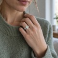 Wisteria - Anillo de moissanita oval con aro de enredadera entrelazada