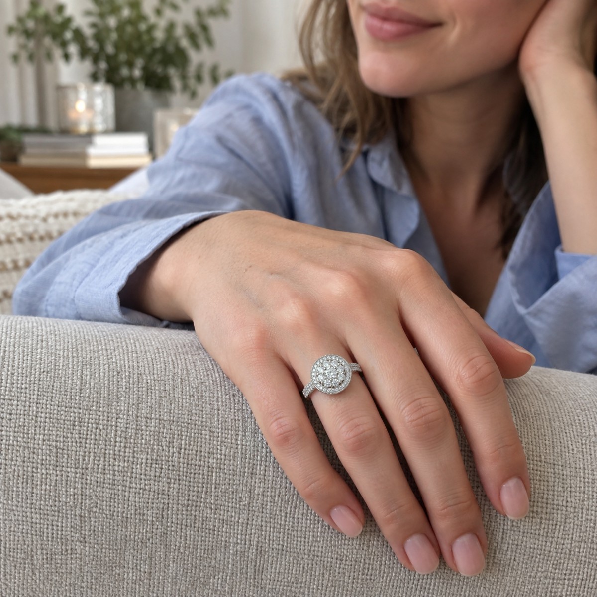 Corollina - Anillo de moissanita redonda en racimo con halo y hombros con pavé