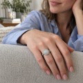 Corollina - Anillo de moissanita redonda en racimo con halo y hombros con pavé
