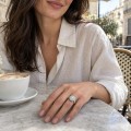 Corollina - Anillo de moissanita redonda en racimo con halo y hombros con pavé