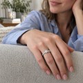Juliette - Anillo de compromiso de moissanita redonda con aro en pavé