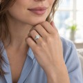Posy - Anillo de moissanita talla marquesa con piedras laterales en racimo