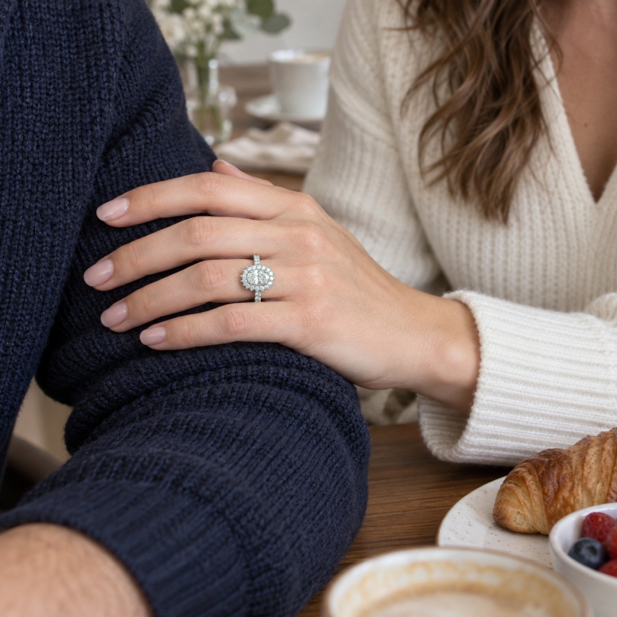Soleil - Anillo de moissanita oval con halo y aro en pavé