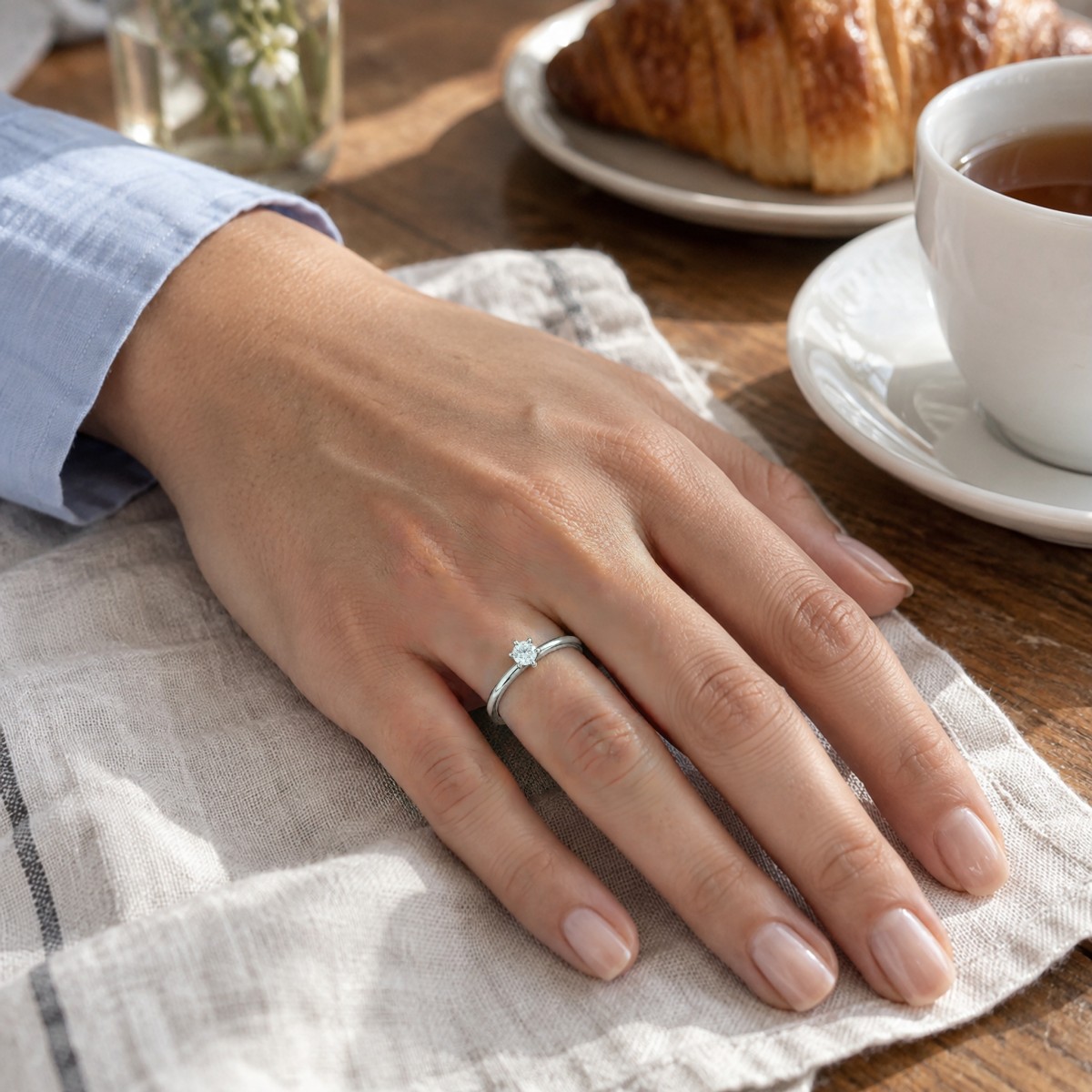 Lily - Anillo solitario de moissanita redonda con engaste tulipán