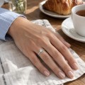 Lily - Anillo solitario de moissanita redonda con engaste tulipán