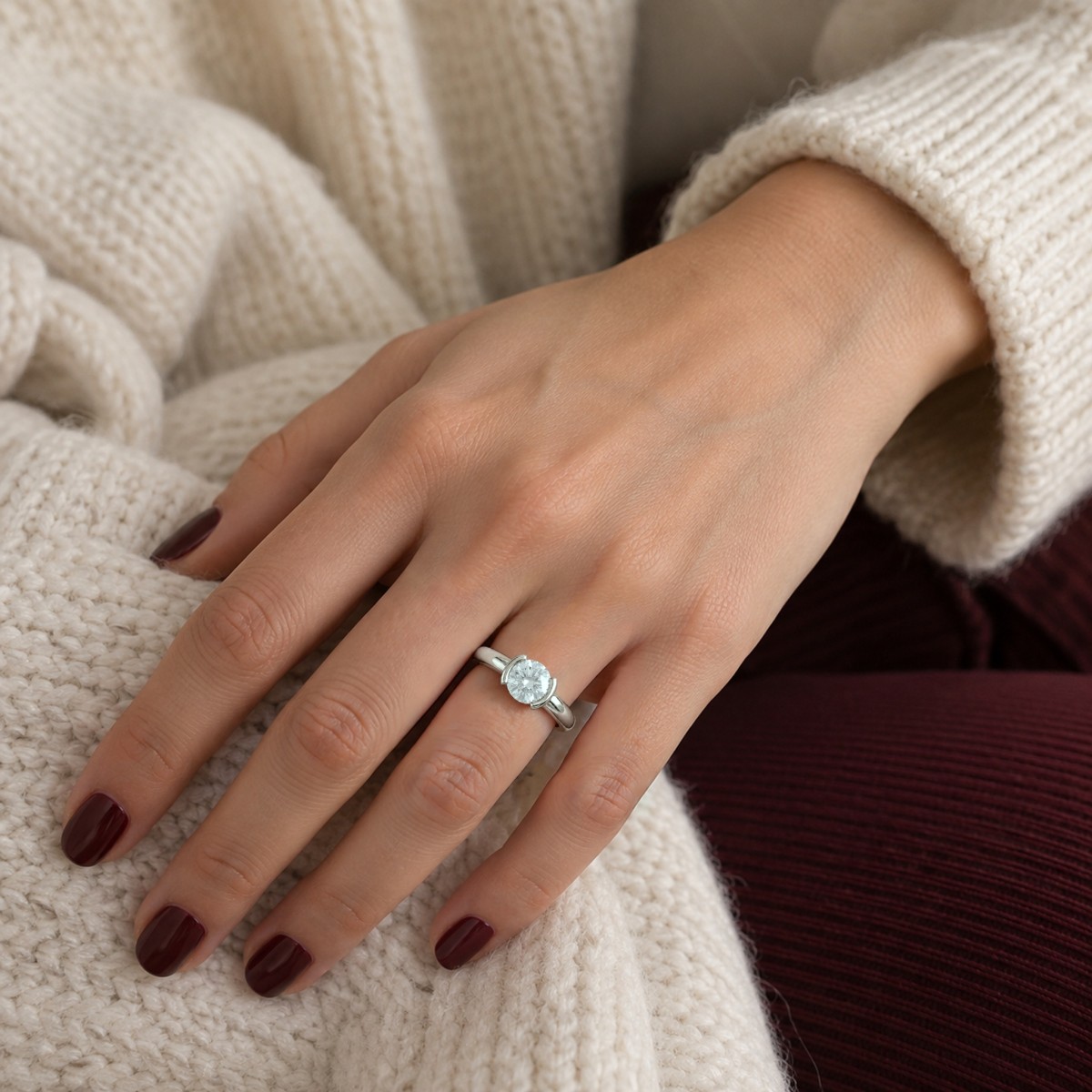 Demi - Anillo solitario de moissanita redonda con engaste a medio bisel