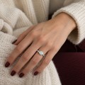Demi - Anillo solitario de moissanita redonda con engaste a medio bisel