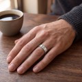 Horizon - Alianza de boda de moissanita para hombre con bordes en pavé