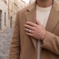 Horizon - Alianza de boda de moissanita para hombre con bordes en pavé