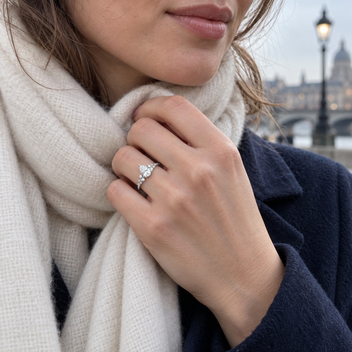 Estelle - Anillo de moissanita talla pera con piedras laterales dispersas