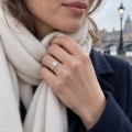Estelle - Anillo de moissanita talla pera con piedras laterales dispersas