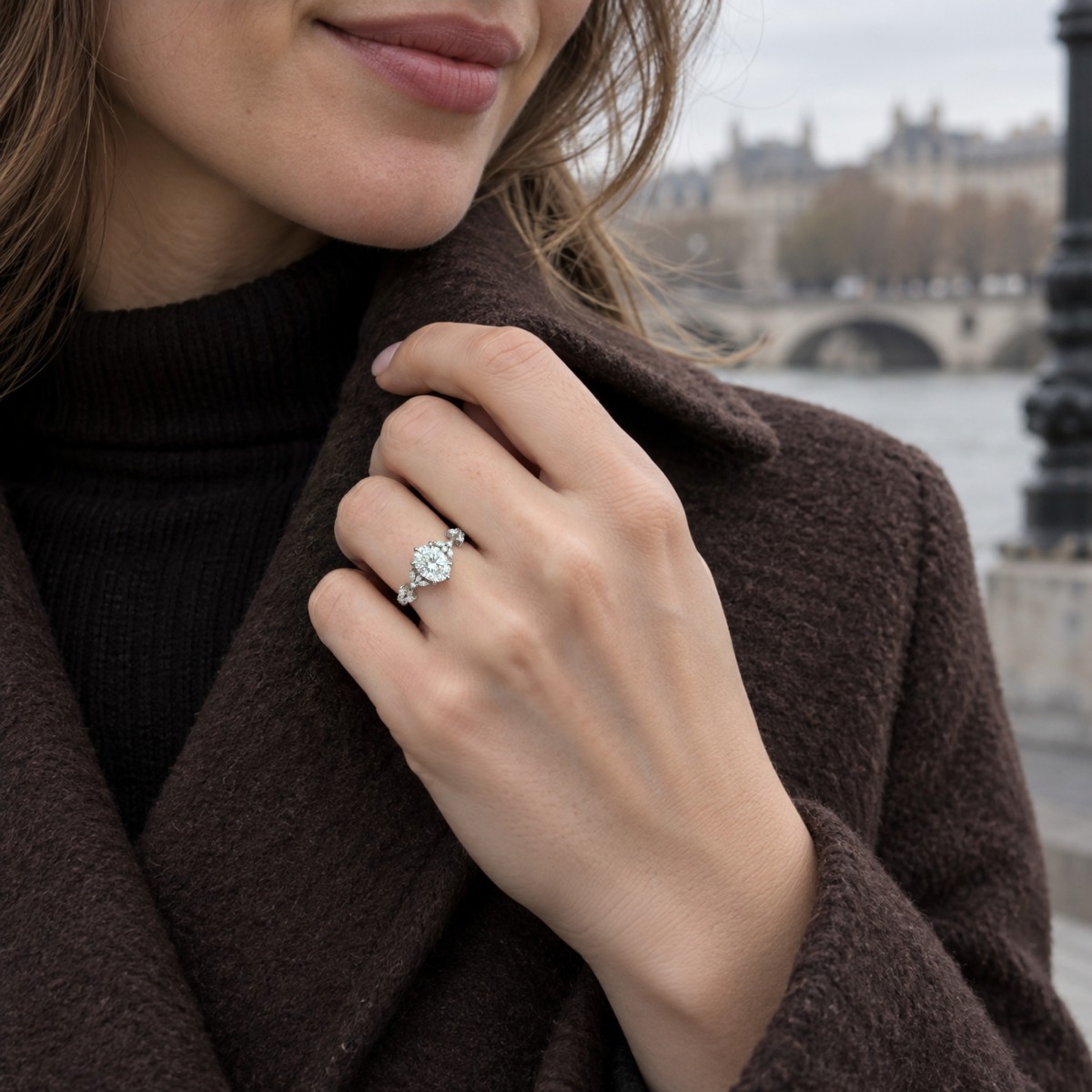 Sylvaine - Anillo de compromiso de moissanita ovalada con grupos de piedras de talla marquesa en forma de hojas y doble brazo