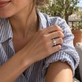 Constella - Anillo de compromiso de moissanita oval con piedras laterales dispersas