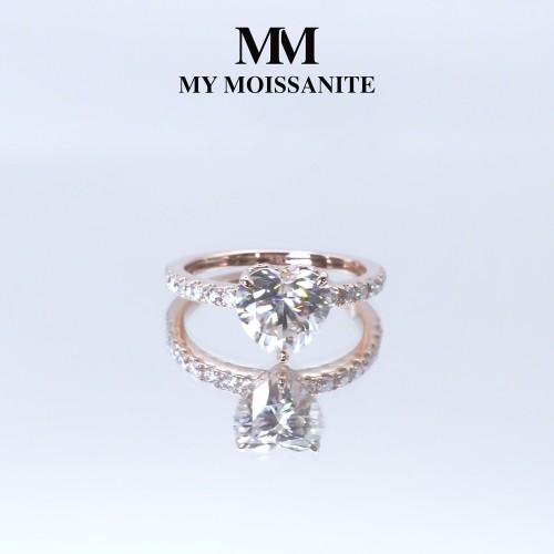 Amoretta - Anillo de Compromiso con Moissanita de Talla Corazón y Hombros con Pavé