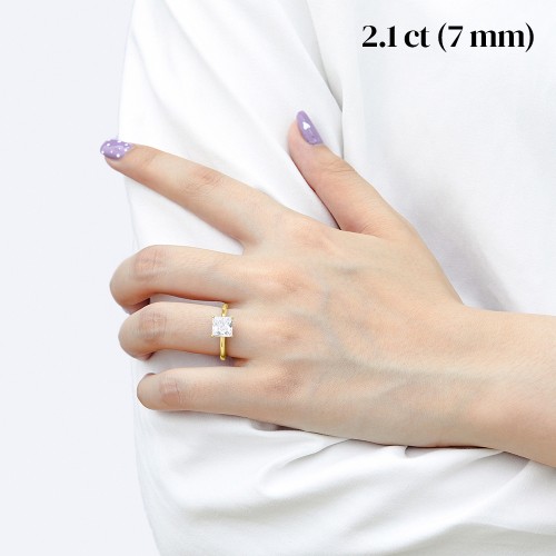 Iris – Anillo solitario de moissanita de talla princesa